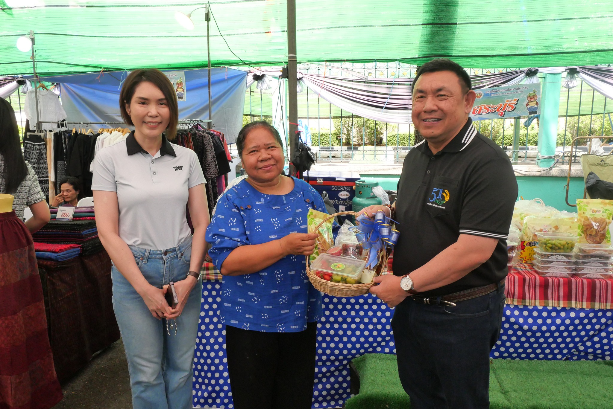 title - เลขาธิการ ส.ป.ก. เยี่ยมทักทายเกษตรกรและซื้อสินค้าในบรรยากาศวันสุดท้ายของการออกร้านขายสินค้า จากเขตปฏิรูปที่ดิน ส่งท้ายงานครบรอบ 51 ปี ส.ป.ก.